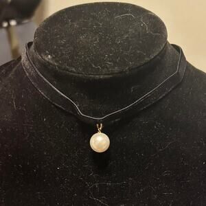 Pearl choker necklace with black